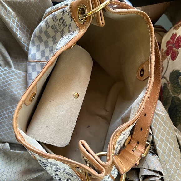 Authentic Louis Vuitton handbag. - Picture 4 of 7